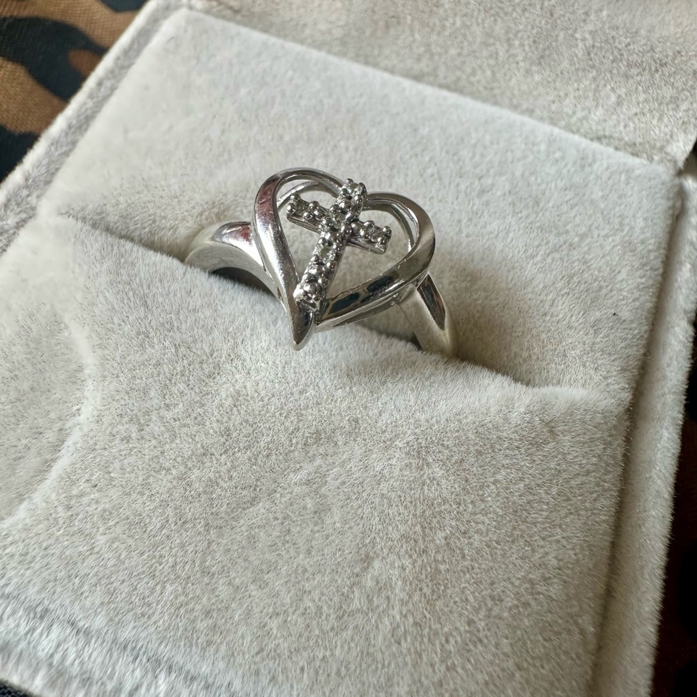 10k White Gold Heart With Diamonds Cross Ring